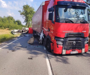 Tragiczny wypadek na DK74 w Łagowie. Nie żyje jedna osoba, droga jest całkowicie zablokowana