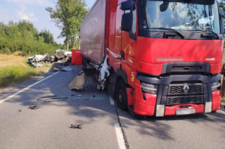 Tragiczny wypadek na DK74 w Łagowie. Nie żyje jedna osoba, droga jest całkowicie zablokowana