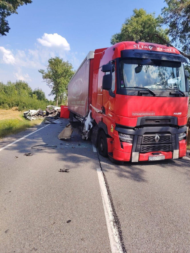 Tragiczny wypadek na DK74 w Łagowie. Nie żyje jedna osoba, droga jest całkowicie zablokowana