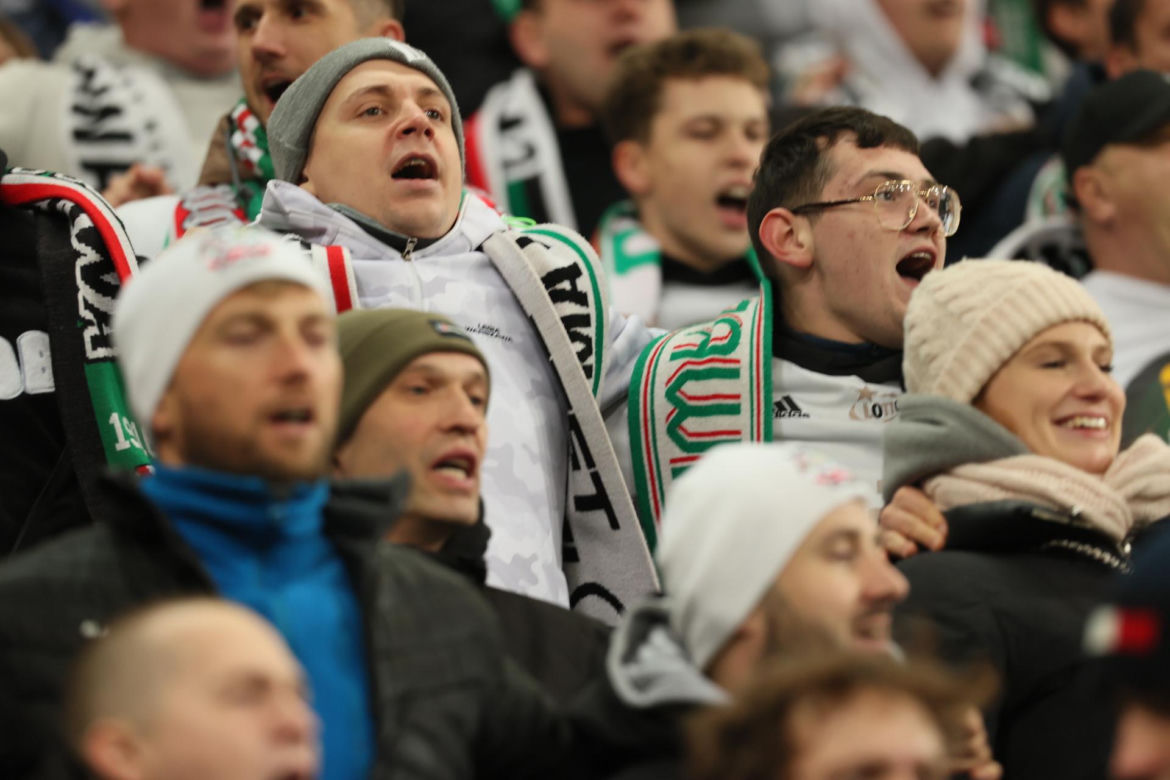 Kibice na trybunach Legii Warszawa na meczu z Dinamem