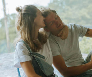 Kobiety szybciej idą na swoje. Mężczyźni zostają u rodziców 2 lata dłużej