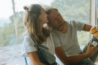 Kobiety szybciej idą na swoje. Mężczyźni zostają u rodziców 2 lata dłużej