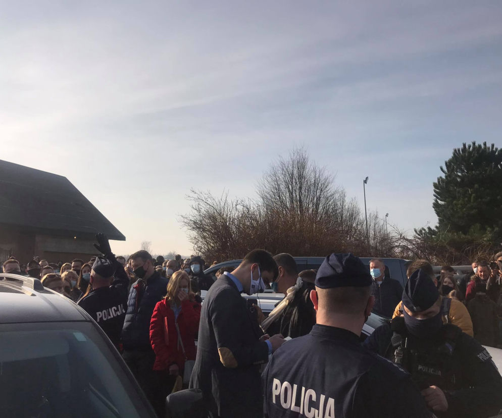 Wielka licytacja koni pod Łodzią zatrzymana przez... sanepid! Na miejscu policja i wściekli kupujący
