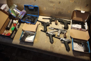 Śrut świsnął mu przy głowie! Senior strzelił do przechodnia i schował się za firanką? W mieszkaniu 17 sztuk broni