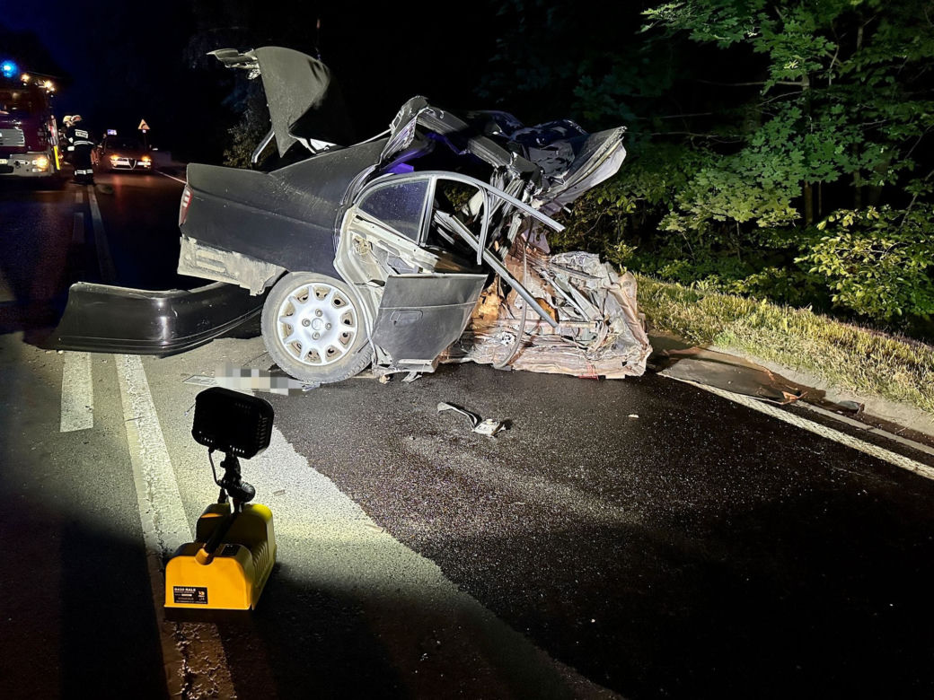 Poważny wypadek w Różankowie pod Toruniem. Samochód rozpadł się na dwie części