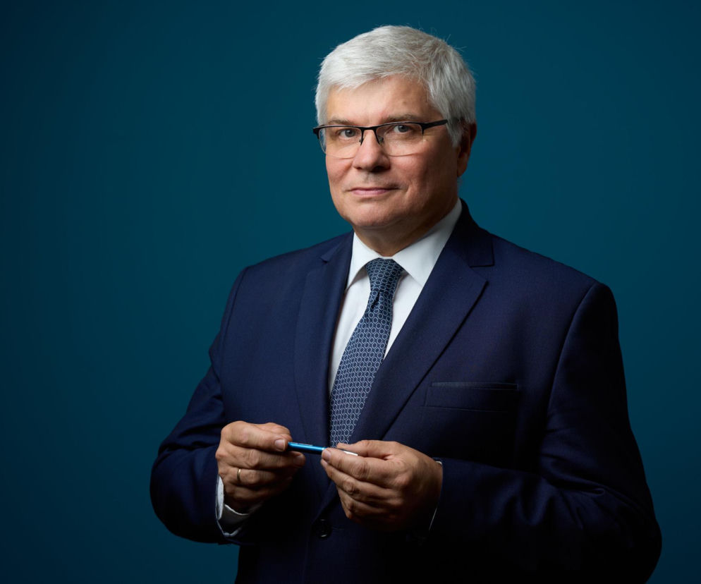 Maciej Lasek, pełnomocnik rządu ds. CPK, w ciemnym garniturze i krawacie, trzymający długopis. Jego odwołanie i powołanie Piotra Malepszaka to ważna informacja, którą można przeczytać na naszym portalu.
