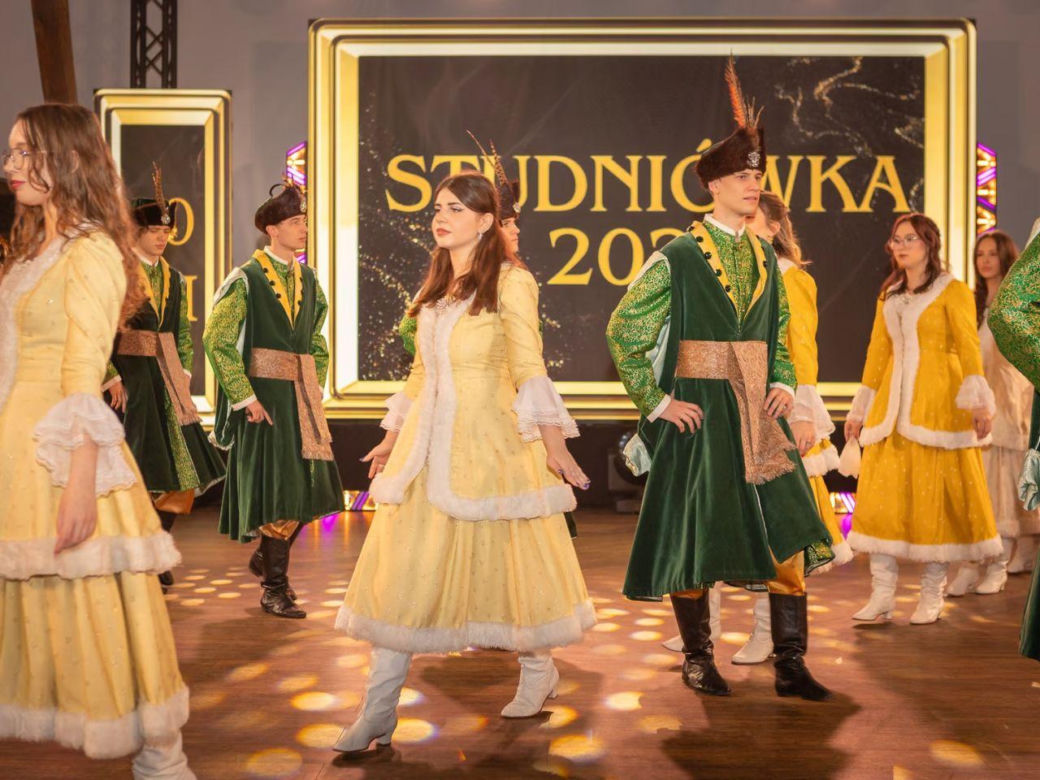 Studniówka po szlachecku w Zamku Topacz. Uczniowie z Wrocławia w wyjątkowych strojach