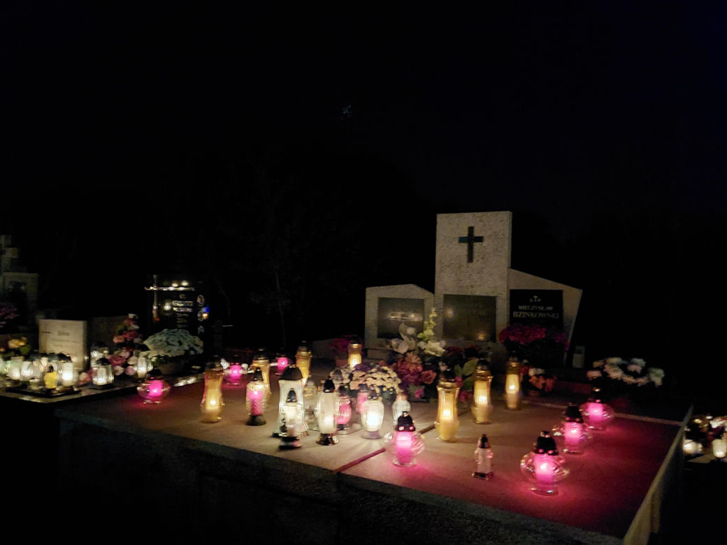 Dzień Zaduszny na starachowickich cmentarzach. Wyglądają wyjątkowo