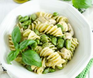 Makaron z pesto z bobu - przepis na obiad z bobem
