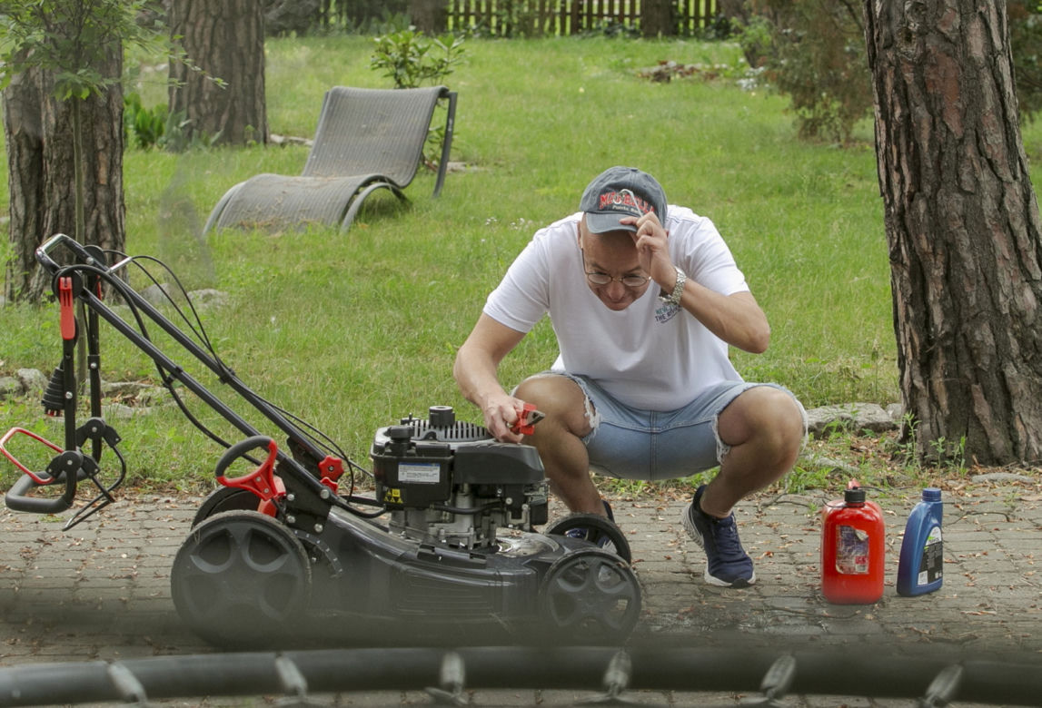 Michał Kamiński walczył z kosiarkami i trawą