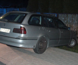 24-letni kierowca BMW wjechał w ogrodzenie posesji