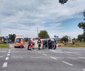 Wypadek w Nowy Sączu. Matka z dzieckiem jechała karetką do szpitala. Ambulans zderzył się z osobówką