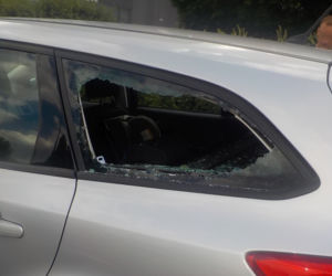 Strażnicy wyciągnęli dwulatkę z nagrzanego auta
