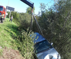 O krok od tragedii w Naszacowicach. Opel uderzył w latarnię i zatrzymał się na skarpie