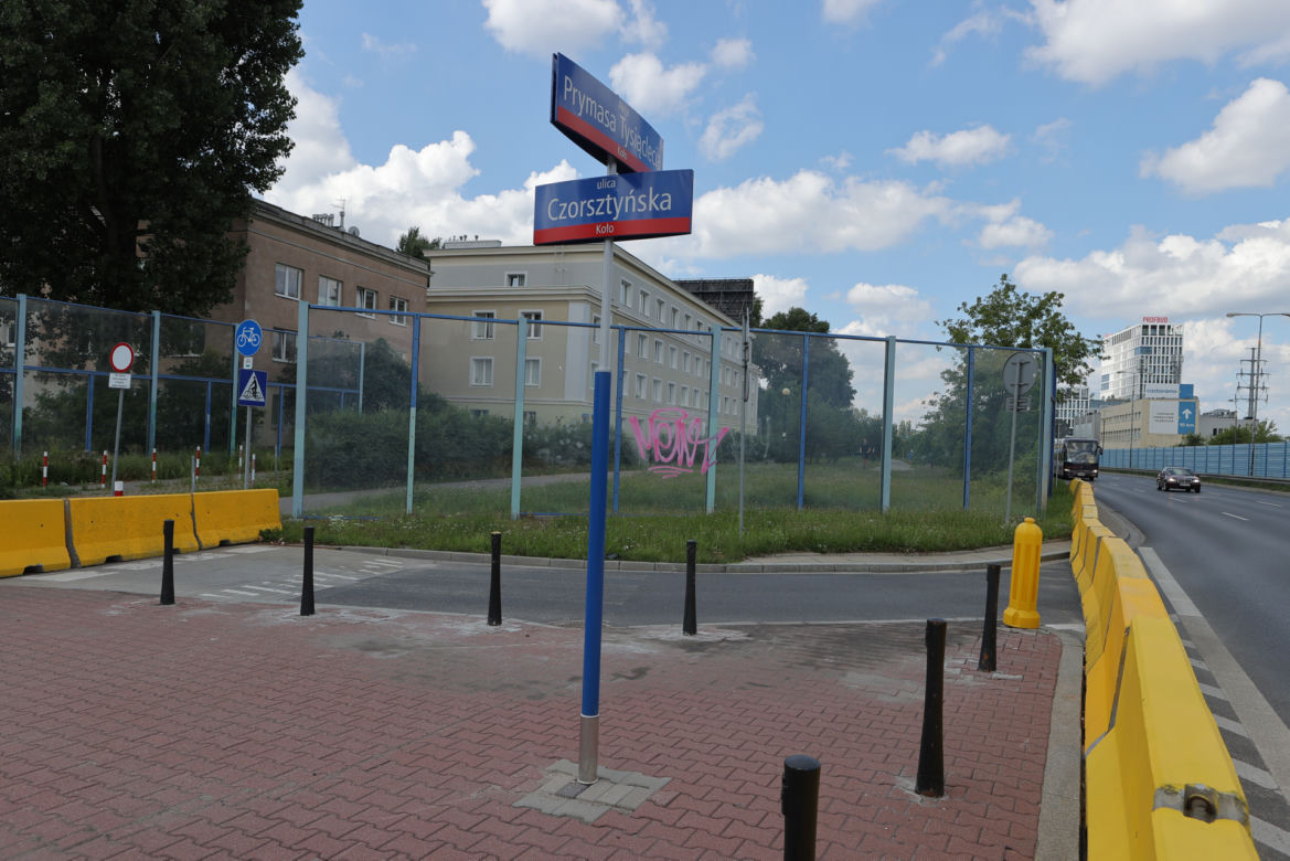 Zamknęli zjazd na osiedle. Mieszkańcy są wściekli