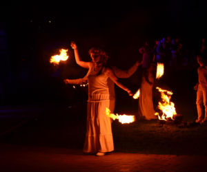 Pokaz fireshow w wykonaniu tancerzy i tancerek Teatru Ognia „Mantra” z Makowa Mazowieckiego