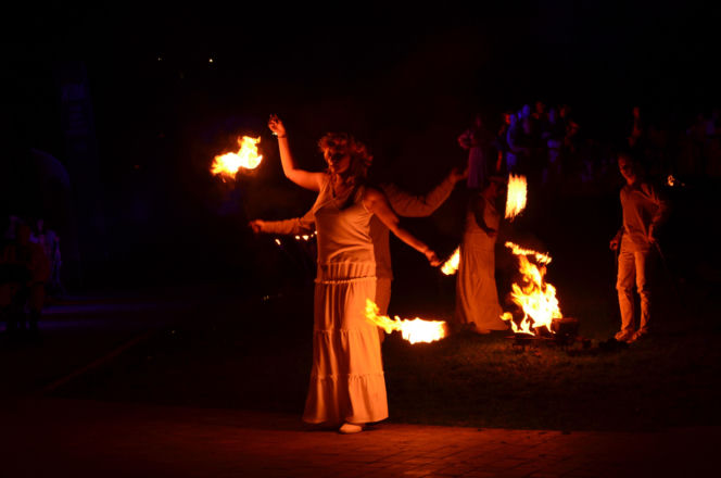 Pokaz fireshow w wykonaniu tancerzy i tancerek Teatru Ognia „Mantra” z Makowa Mazowieckiego