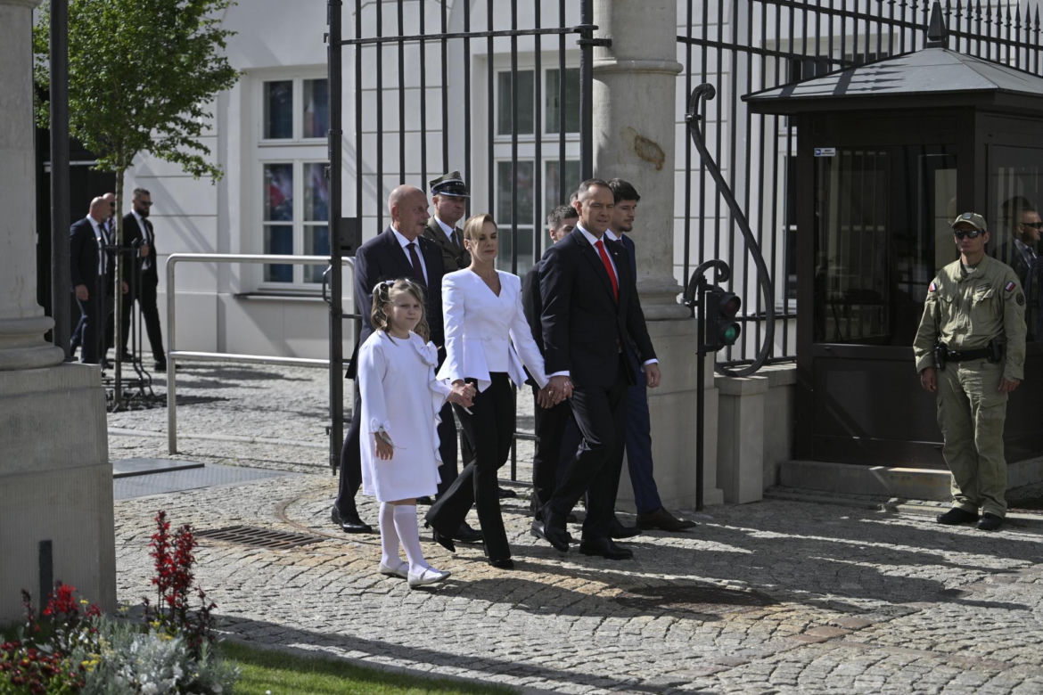  Kasia Nawrocka na biało czekała na rodziców 