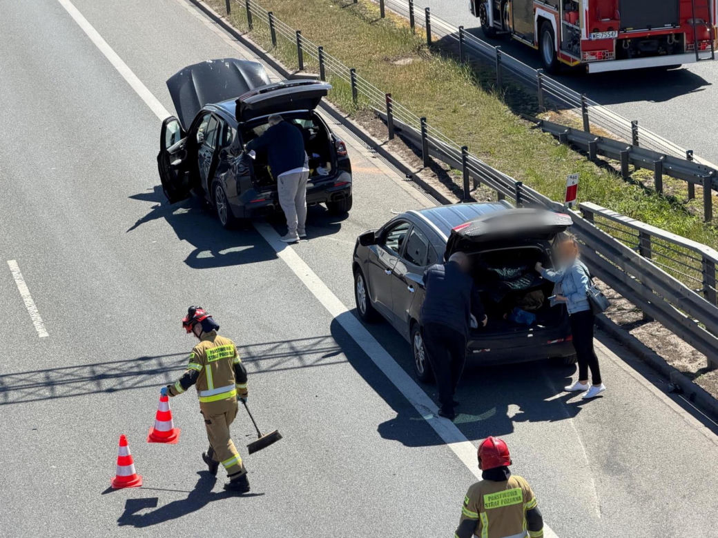 BMW dachowało na S2. Kawałki roztrzaskanej karoserii poharatały inne auta!