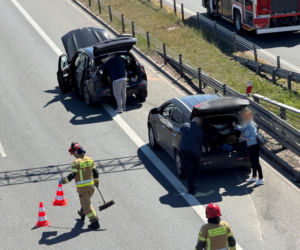 BMW dachowało na S2. Kawałki roztrzaskanej karoserii poharatały inne auta!