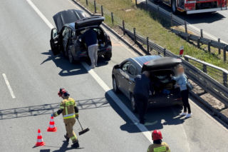 BMW dachowało na S2. Kawałki roztrzaskanej karoserii poharatały inne auta!