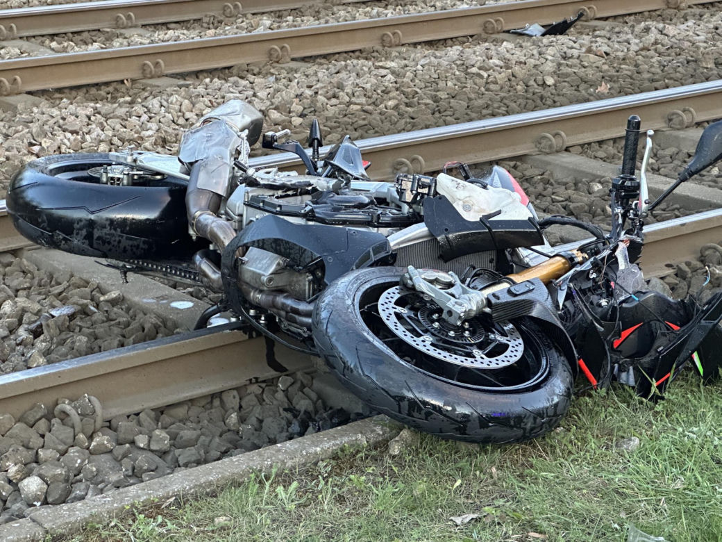 Starsza chciała zawrócić swoim lexusem. Motocyklista nie miał szans jej ominąć