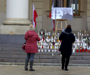 Lublin: Flaga miasta opuszczona do połowy masztu. W południe wybrzmiała „Cisza”