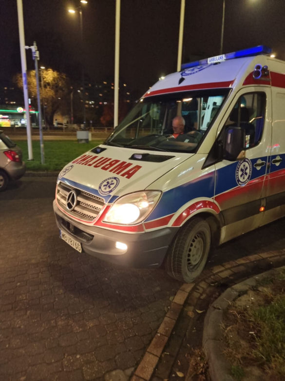  Nawet nie zahamował! Wypożyczonym mercedesem huknął w instrybutor na stacji paliw. Cudem uniknęli śmierci