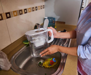 Ten dzbanek filtrujący jest w większości polskich domów. Chemiczka ostrzega, że mogą być szkodliwe. Jak wybrać dobry dzbanek?