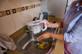 Ten dzbanek filtrujący jest w większości polskich domów. Chemiczka ostrzega, że mogą być szkodliwe. Jak wybrać dobry dzbanek?