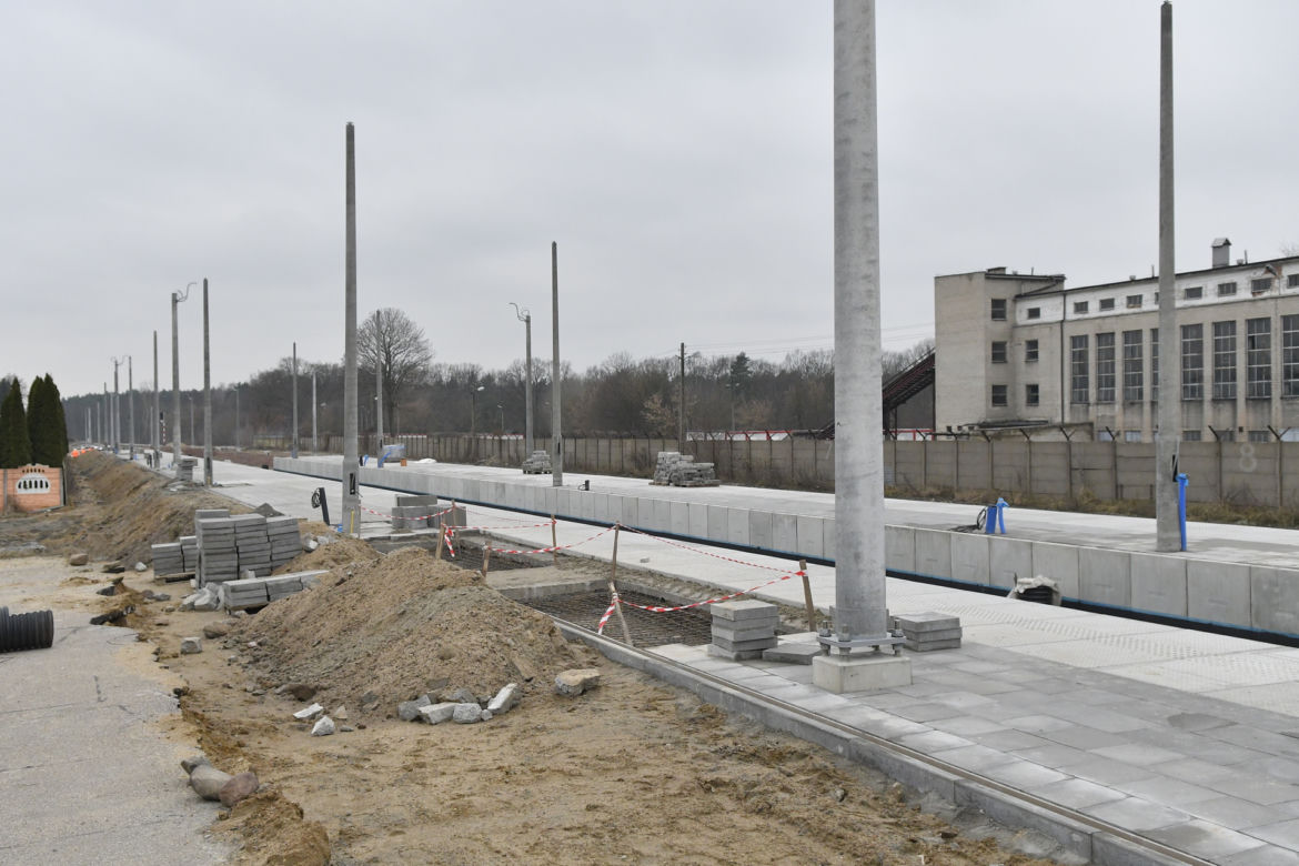 Kolejarze wznowili prace nad budową trasy do Zegrza. Dotarła brakująca geowłóknina