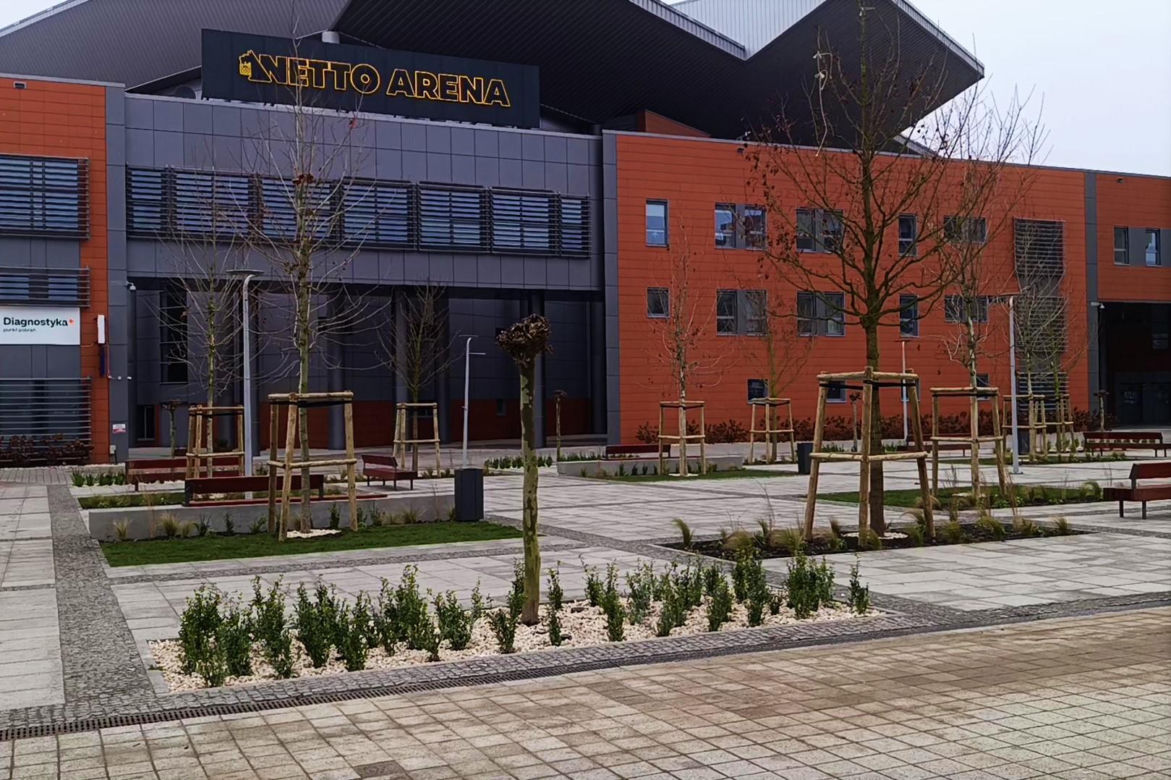 Plac przed Netto Areną po przebudowie