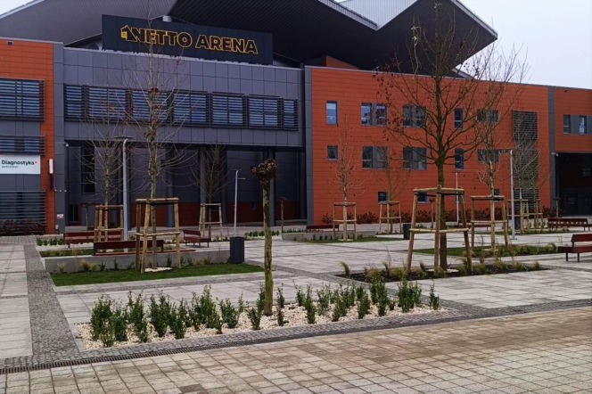 Plac przed Netto Areną po przebudowie