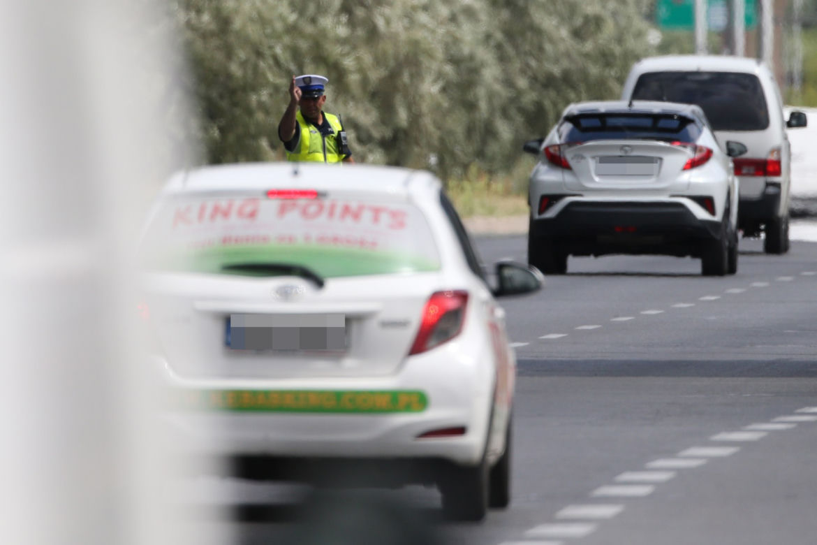 Policjanci kryją się za windą