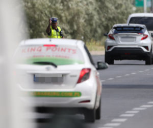 Policjanci kryją się za windą