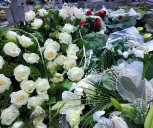 Tragedia w Salisbury. Zamordowane kobiety pochowane w Tarnowie. Grobu nie widać spod kwiatów