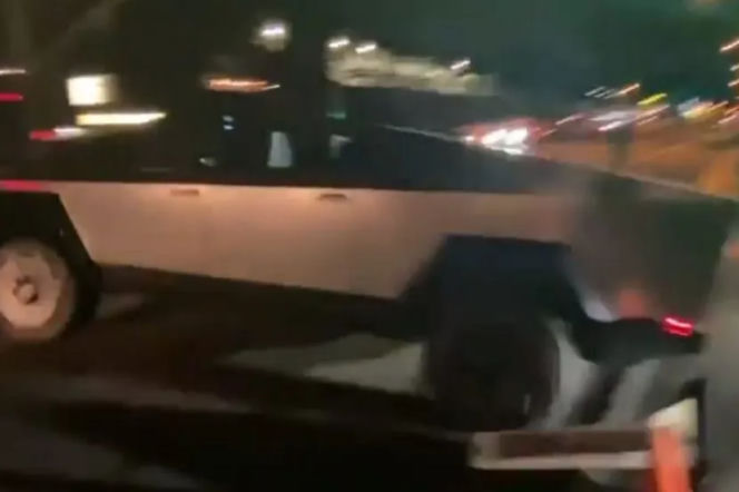 Elon Musk wozi się Teslą Cybertruck