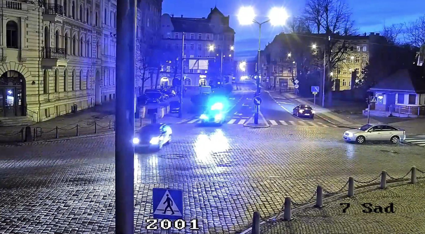 Rozpędzone audi jechało na manifestantów. Po drodze rozbiło dwie policyjne blokady