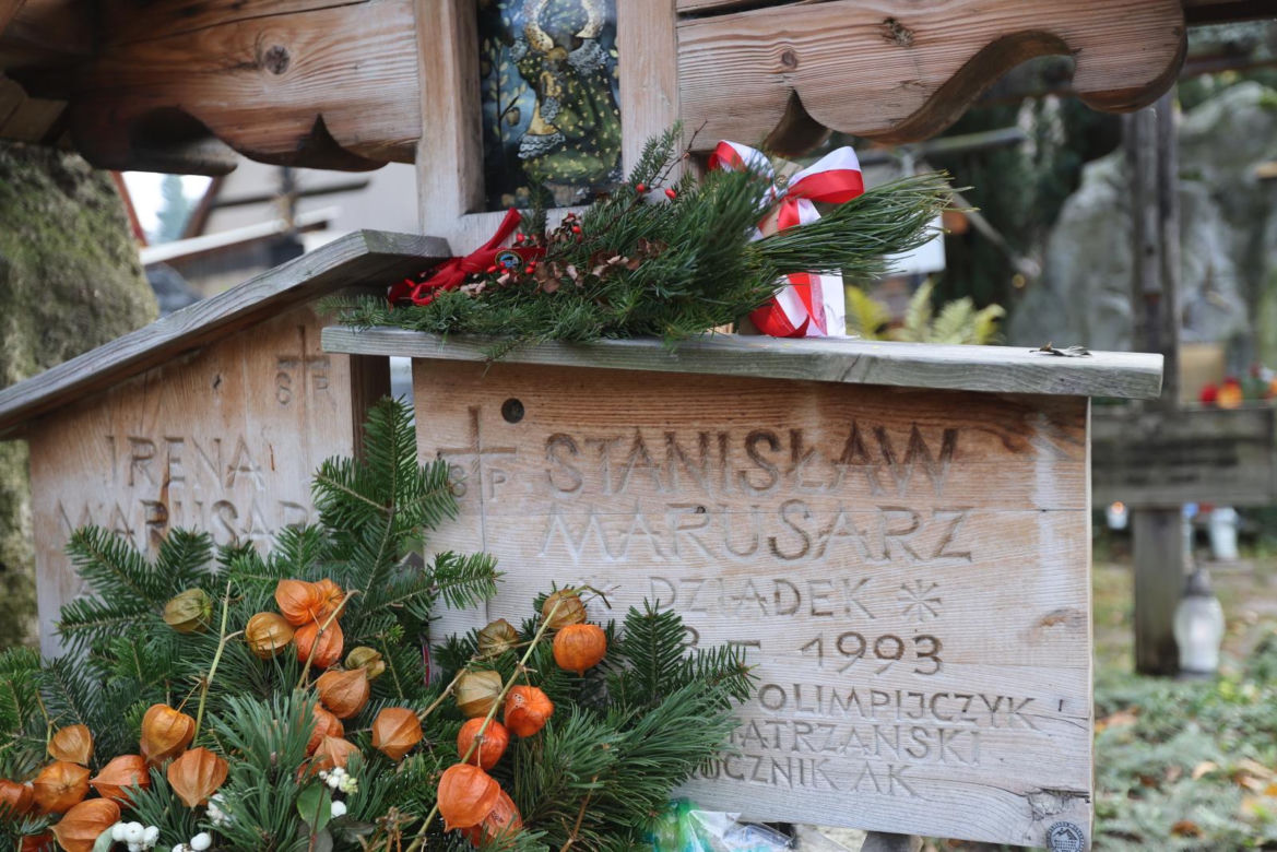 Drewniane rzeźbienia, góralskie korale, kolorowe ornamenty. Oto najpiękniejsze nagrobki na Podhalu