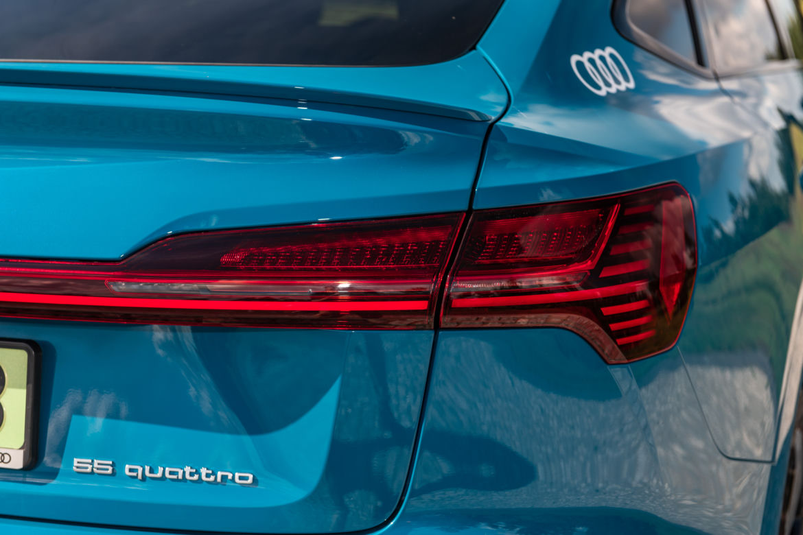 Audi e-tron Sportback 55 quattro S line (Antigua Blue)