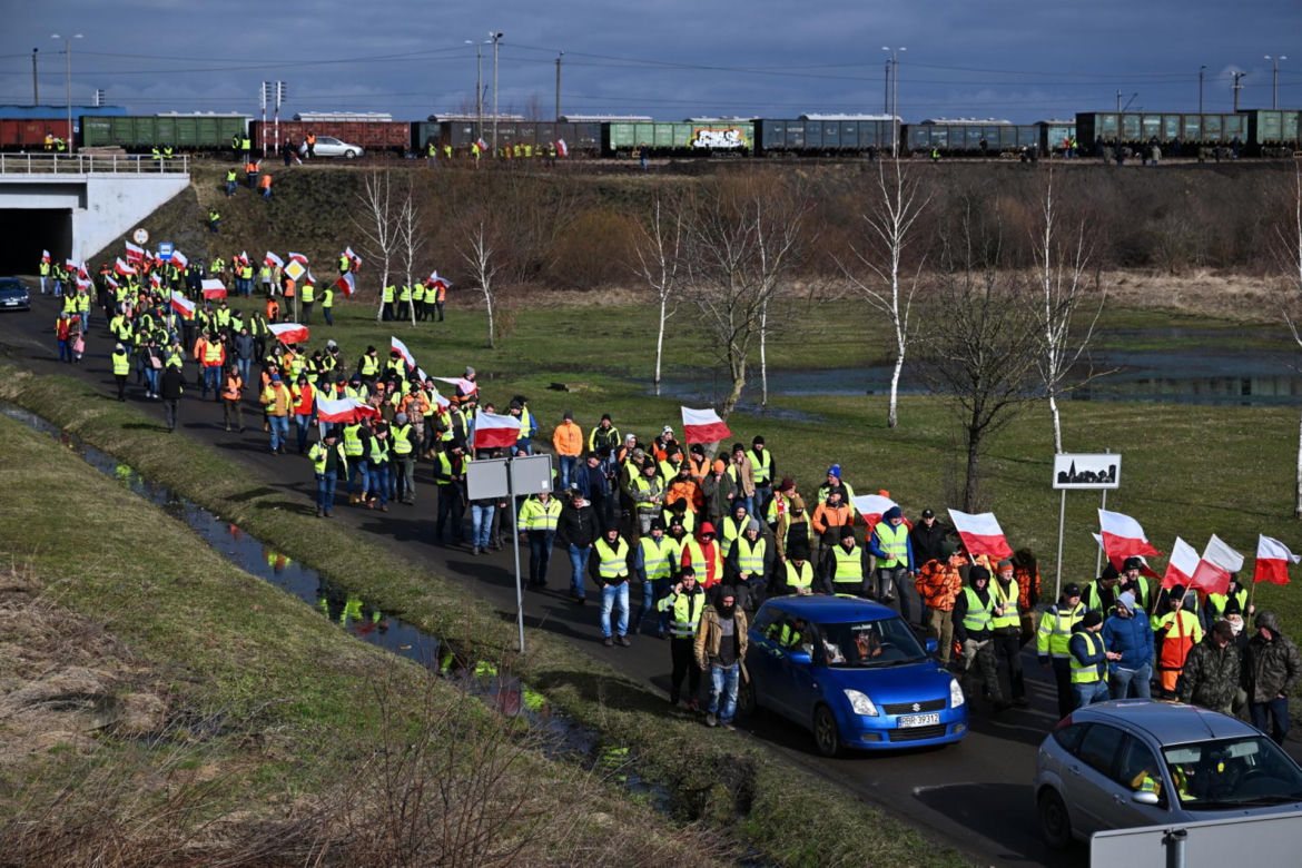 Protest rolników na torach kolejowych przy przejściu granicznym z Ukrainą w Medyce