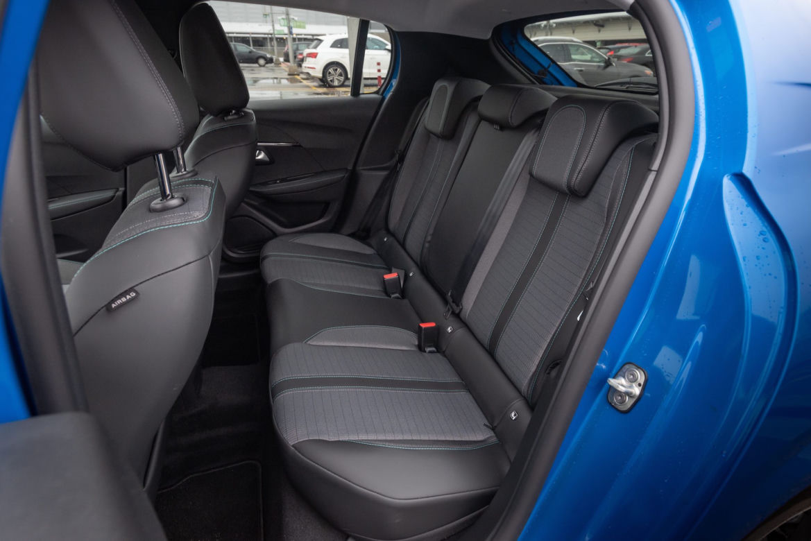 Peugeot 208 Allure vs Opel Corsa Elegance