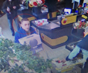 Katowice: Wszedł do Biedronki, zabrał karton wódki i wyszedł. Nikt nawet nie zwrócił uwagi [ZDJĘCIA]