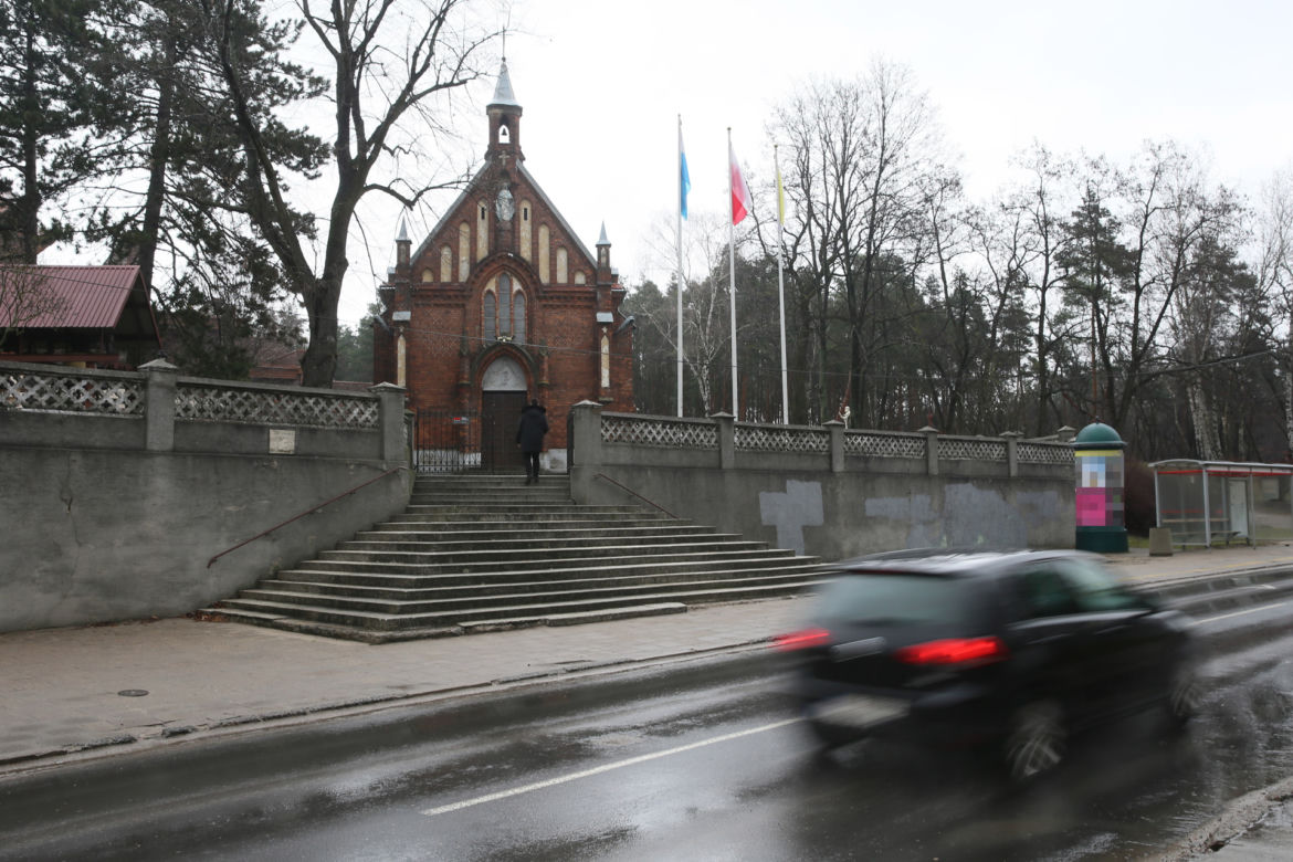 Auta spadają z kościelnych schodów. To kolejny taki przypadek
