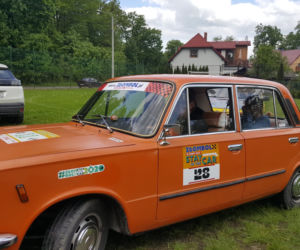 Artystyczna twórczość... na masce samochodu