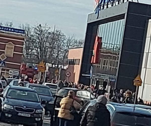 PILNE! Ewakuacja CH Platan w Zabrzu. Włączył się alarm pożarowy. Co się dzieje? [ZDJĘCIA]