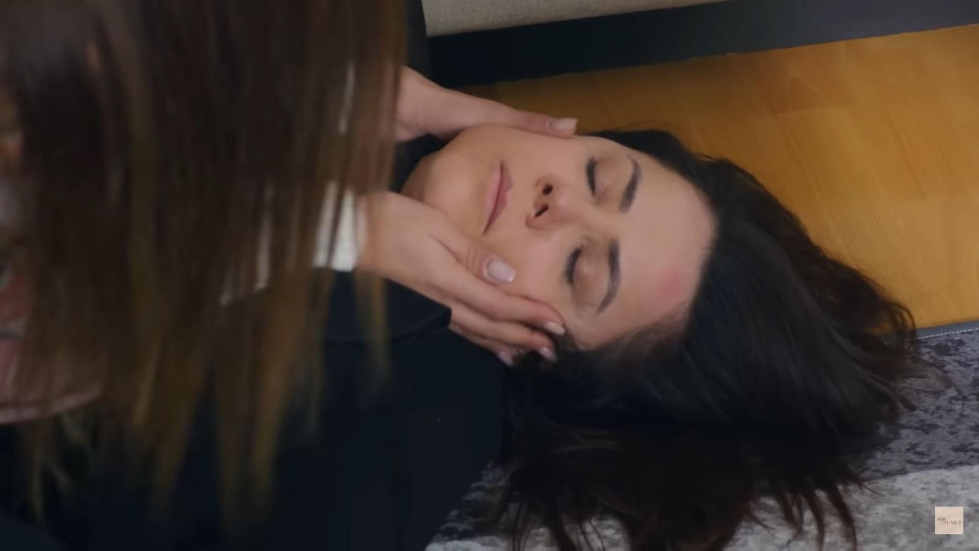 Zeynep jest zdruzgotana. Towarzyszy matce i nie ukrywa emocji
