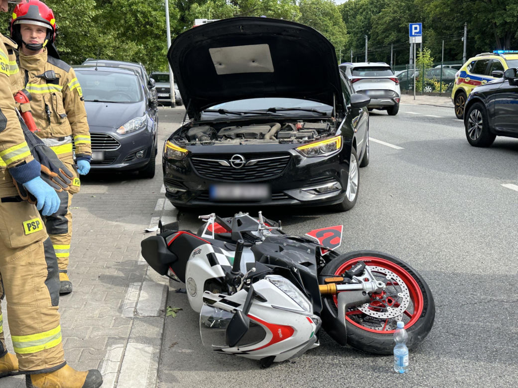 Motocyklista zderzył się z oplem i walnął w forda. Poważny wypadek na Pradze-Północ kont. Warszawa