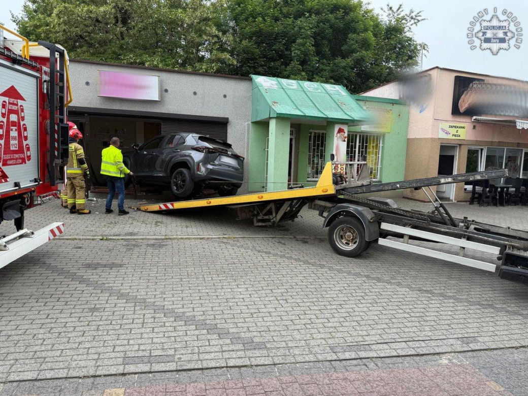 Żory: 73-latek wjechał autem w salon beauty