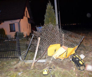 Wierzchosławice. PIJANY kierowca ZDEMOLOWAŁ ogrodzenie. Miał zakaz prowadzenia pojazdów